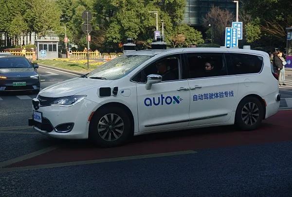 ▲（2024年1月，杭州，无人驾驶出租车robotaxi在道路上行驶）