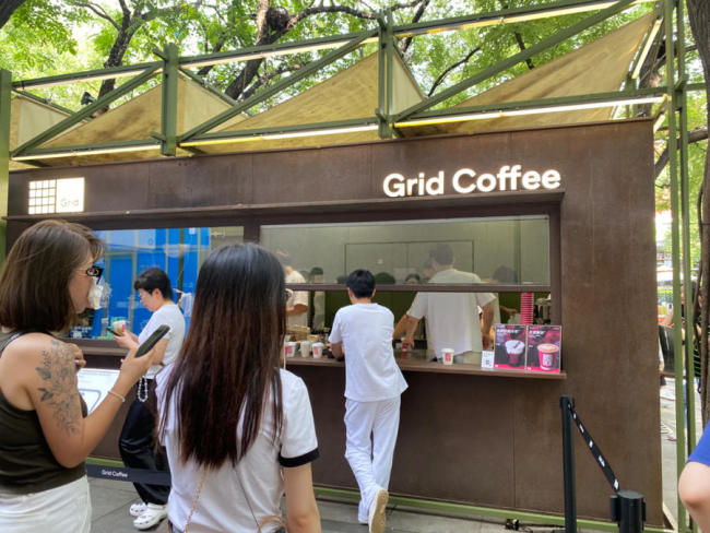 grid coffee与迪奥联名咖啡吸引消费者排队购买。