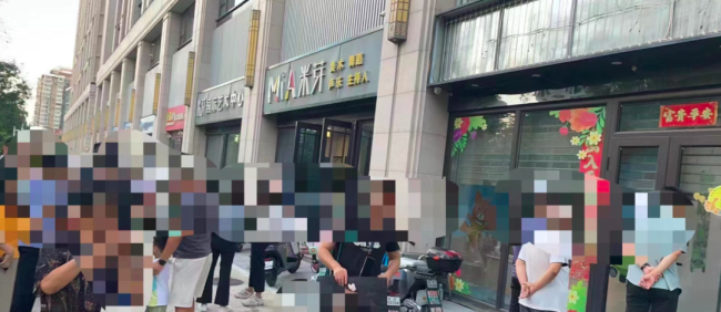 红黄蓝亲子园加盟店“跑路”，家长损失或超百万，闭店前仍频繁推销卖课